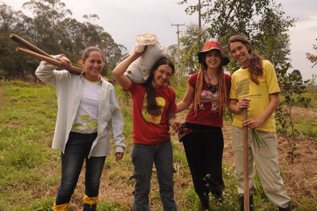 Mulheres na Agroflorelaa - Agrofloresta da Escola Latino-Americana de Agroecologia.