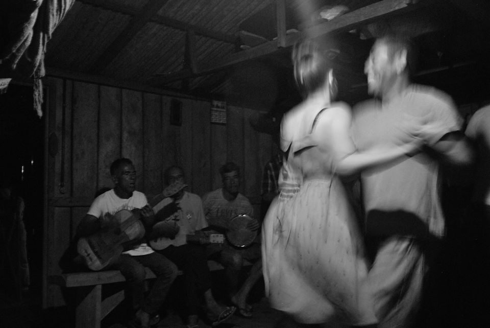 Mestres Leonildo e Nilo tocando, e o povo animado dançando. Dá-lhe cataia! Imagem: Yasmin Souza.