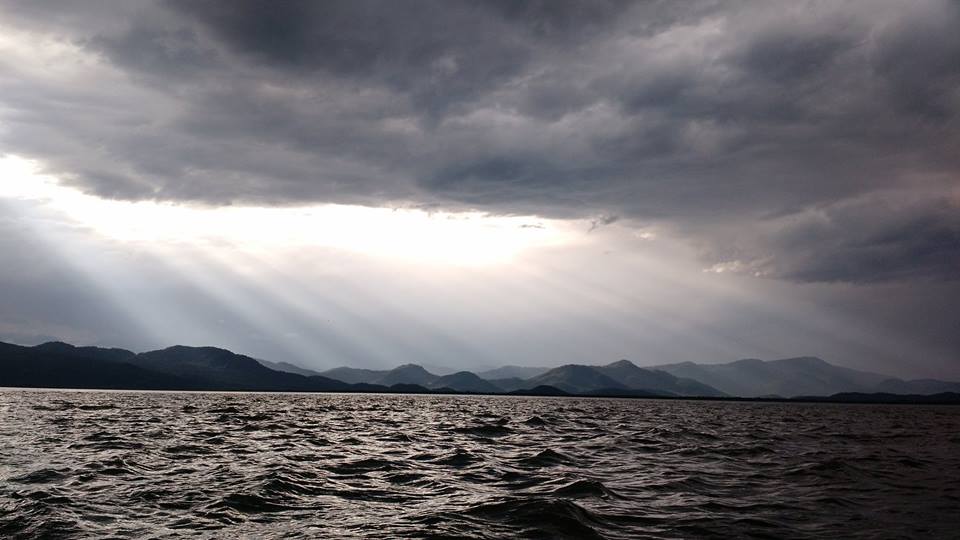 Feixes de luz atravessando as nuvens: por entre as tempestades. Imagem: Rafael Buratto.