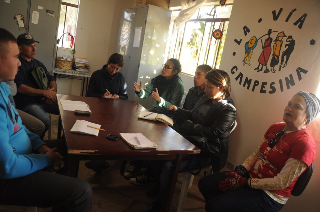 Conversa entre os coordenadores do assentamento Simone Rezende e Antônio Capitani com a comitiva da Venezuela, Lyrca e eu. 
